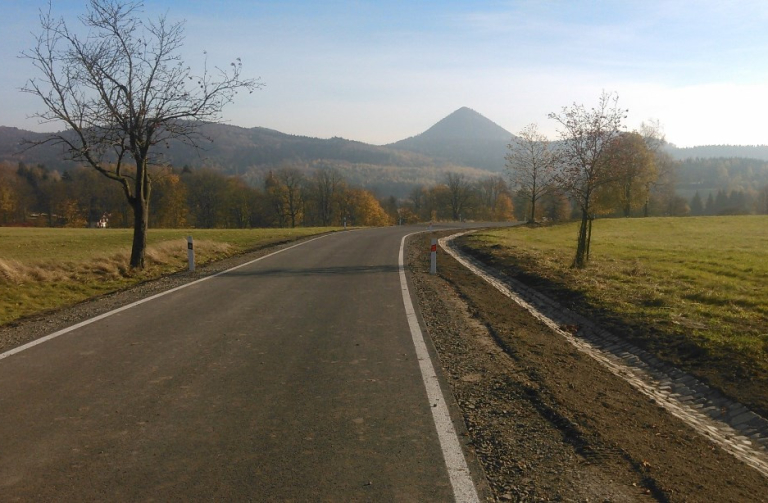 Silnice mezi Polevskem a Práchní už má nový povrch